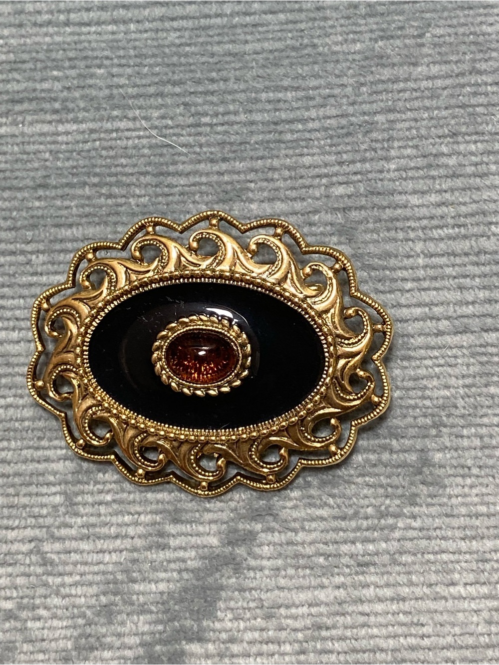 1928 Company Gold-Tone Filigree Brooch with Black Enamel Amber Cabachon Stone - Picture 3 of 10